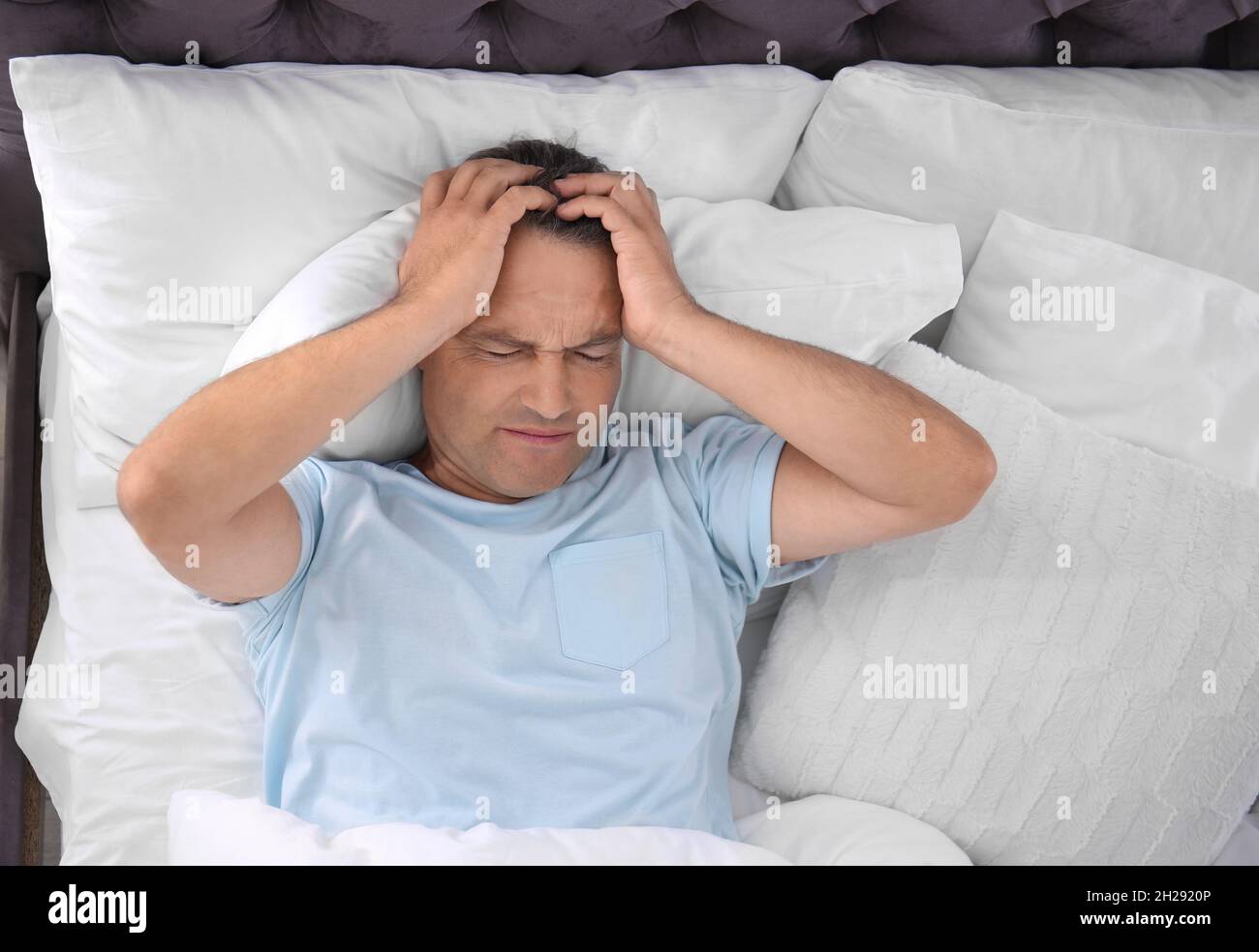 болят плечи после сна. девушка спит. больной мужчина в постели. боли в руках во время сна. сон на боку болит плечо.