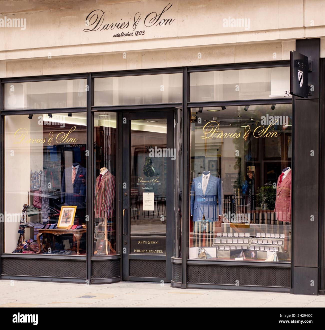 Ventana de Davies and Son, tienda de sastre para caballeros en Savile Row,  Londres Fotografía de stock - Alamy