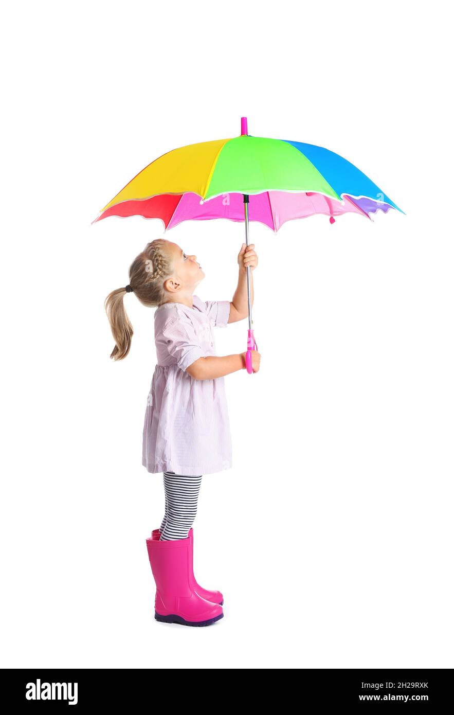 Niña pequeña con paraguas arco iris sobre fondo blanco Fotografía de stock  - Alamy