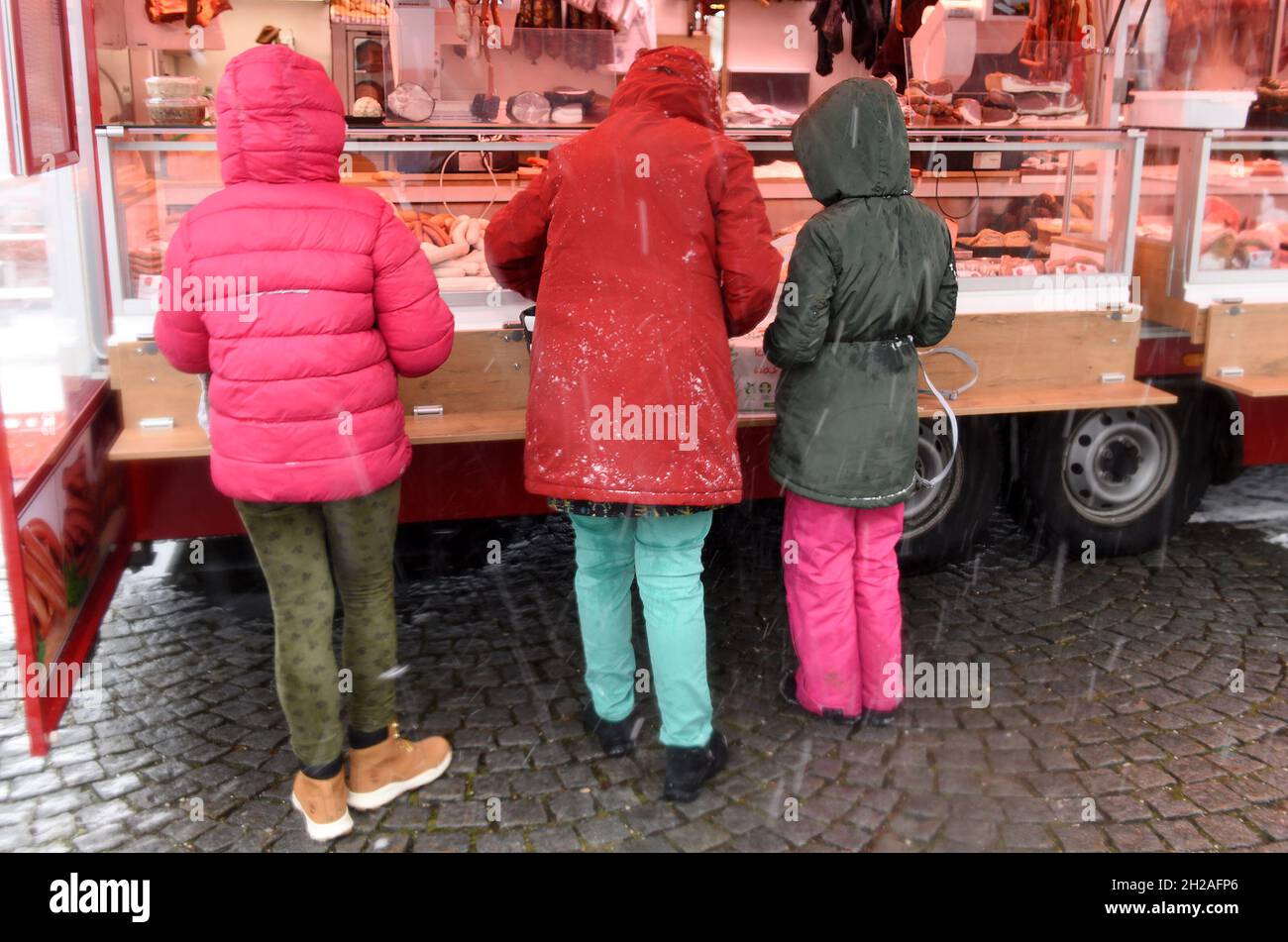 Grünmarkt in Österreich im Winter mit Abstandsregel und Schutzmaske (Europa) - Mercado verde en Austria en invierno con regla a distancia y mas de protección Foto de stock