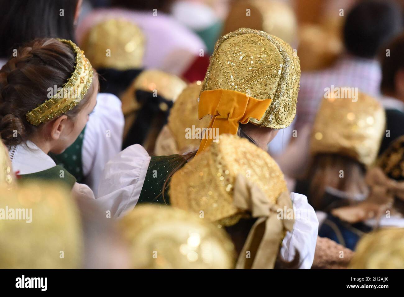 Eine Goldhaube - eine traditionelle festliche Kopfbedeckung für Frauen und Mädchen in Oberösterreich - una gorra de oro - un tradicional casco festivo para Foto de stock