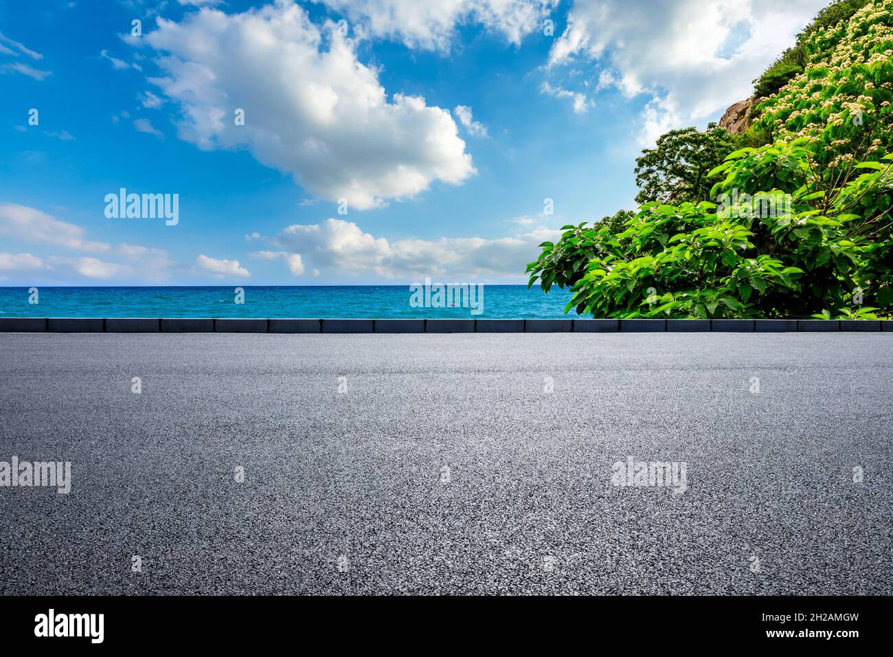 Asfalto carretera y montaña con paisaje natural de mar azul. Foto de stock
