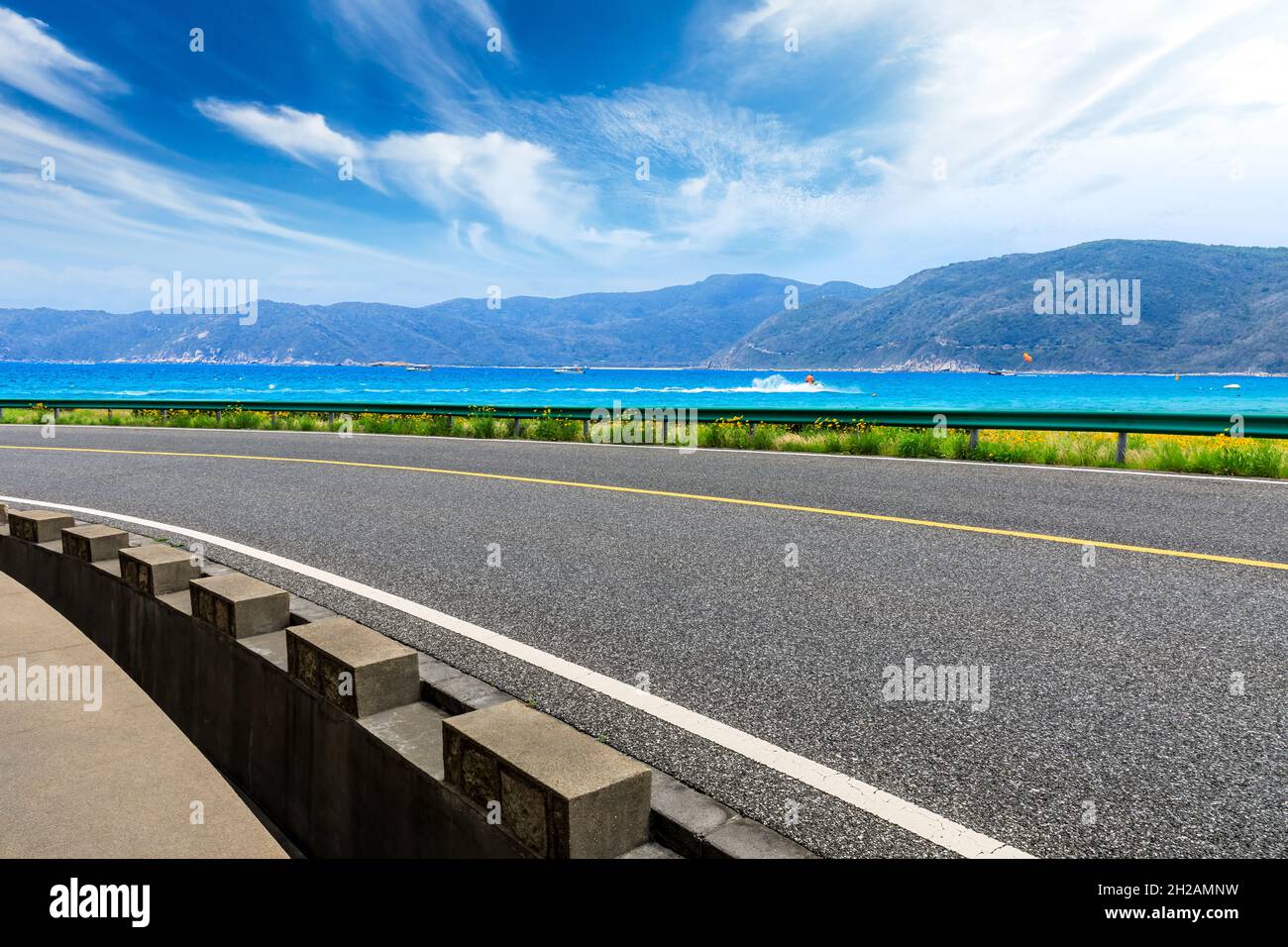 Asfalto carretera y montaña con paisaje natural de mar azul. Foto de stock