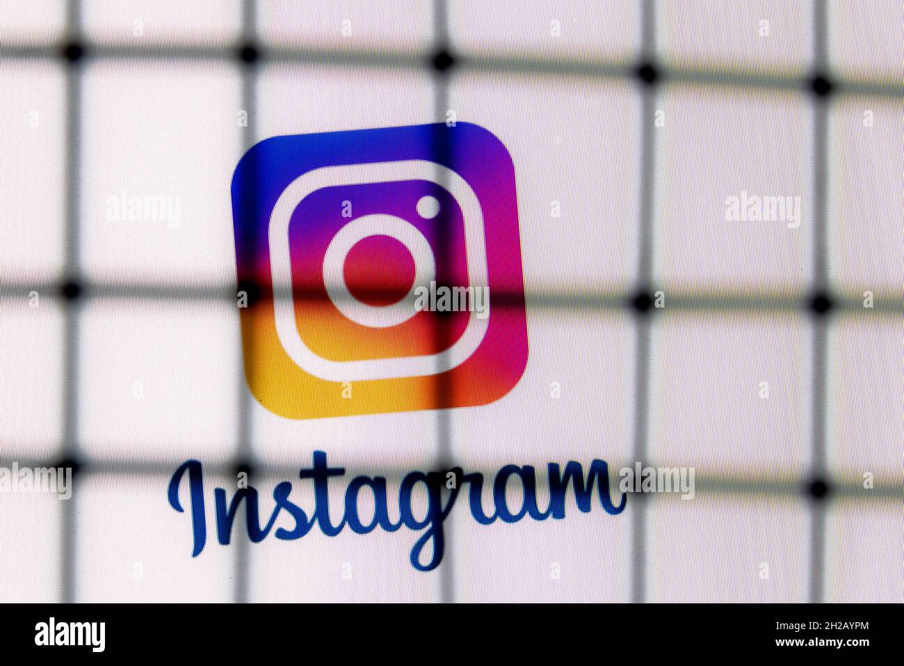 El logotipo de la red social Instagram detrás de las barras. El concepto de censura y prohibición de Instagram. Foto de stock