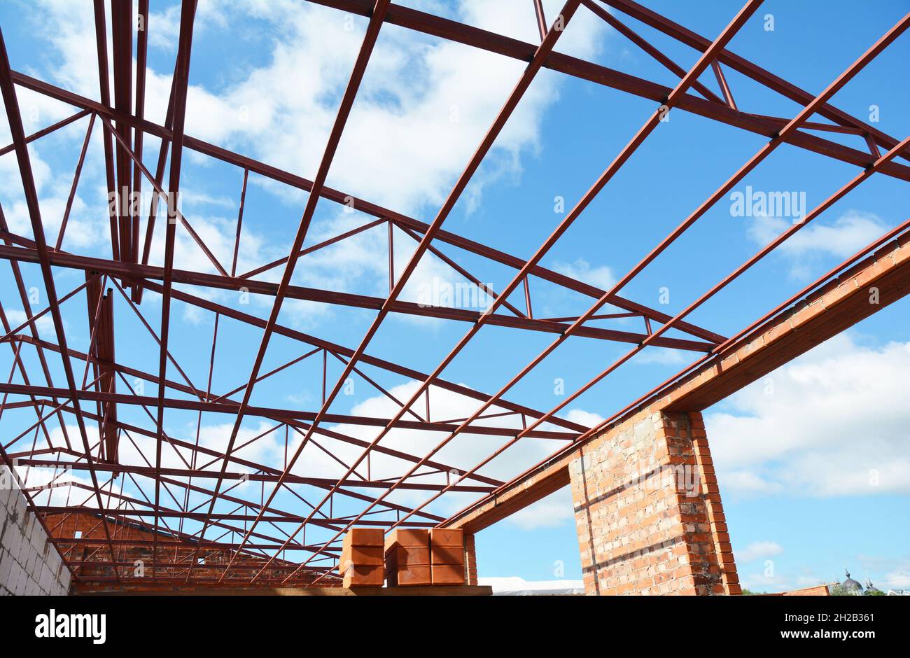 Armaduras de techo de acero. Estructura de techo de metal Construcción con  armaduras de techo de acero Detalles Fotografía de stock - Alamy