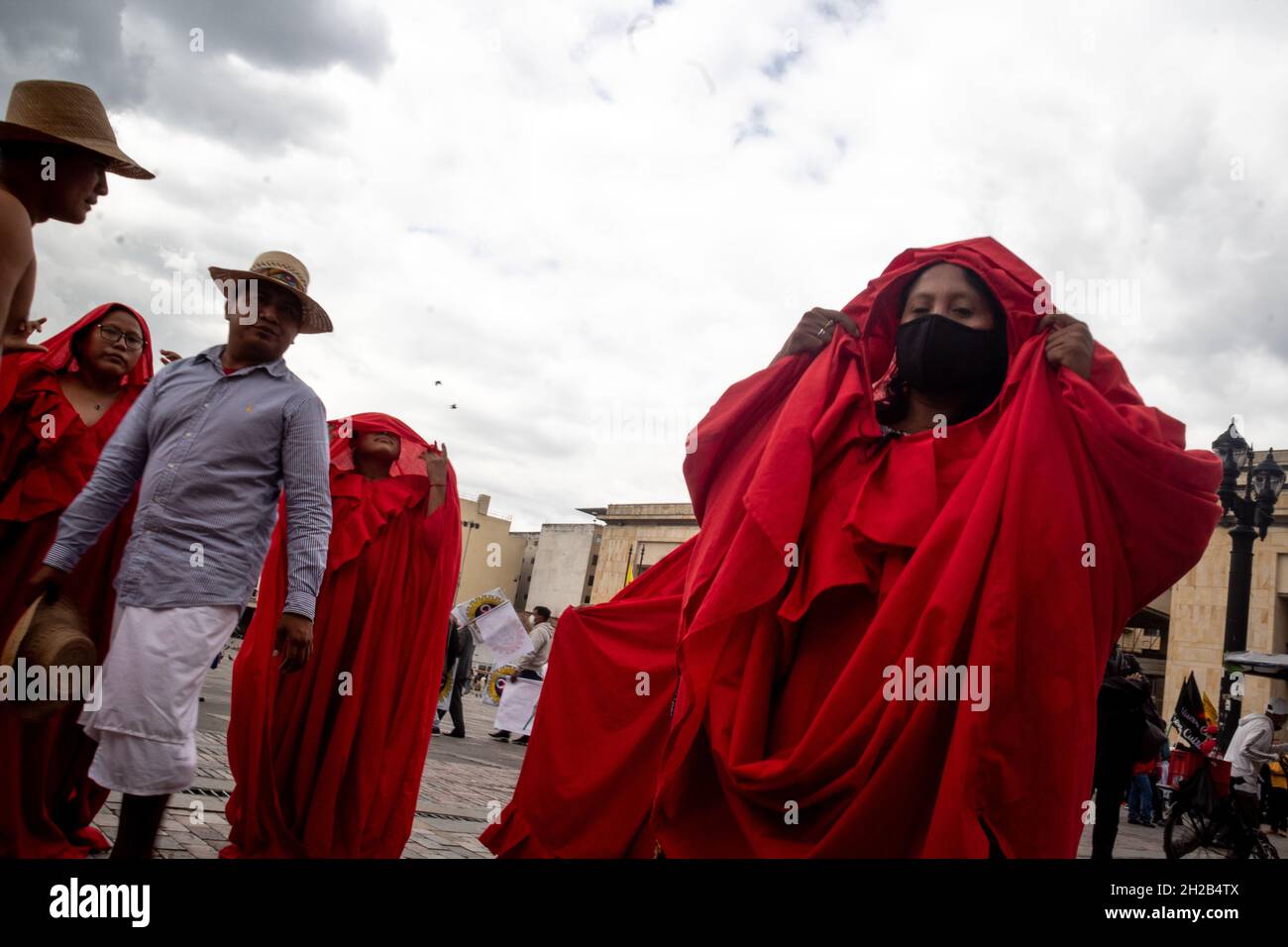 Bogotá, Colombia, 20 de octubre de 2021. Una comunidad indígena Wayuu actúa y baila durante una protesta contra las leyes y actos gubernamentales de Colombia en el Congreso. En Bogotá, Colombia, el 20 de octubre de 2021. Foto de stock