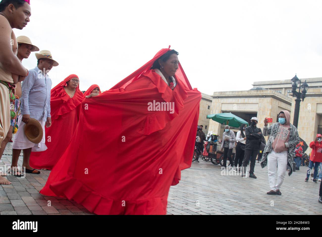 Bogotá, Colombia, 20 de octubre de 2021. Una comunidad indígena Wayuu actúa y baila durante una protesta contra las leyes y actos gubernamentales de Colombia en el Congreso. En Bogotá, Colombia, el 20 de octubre de 2021. Foto de stock