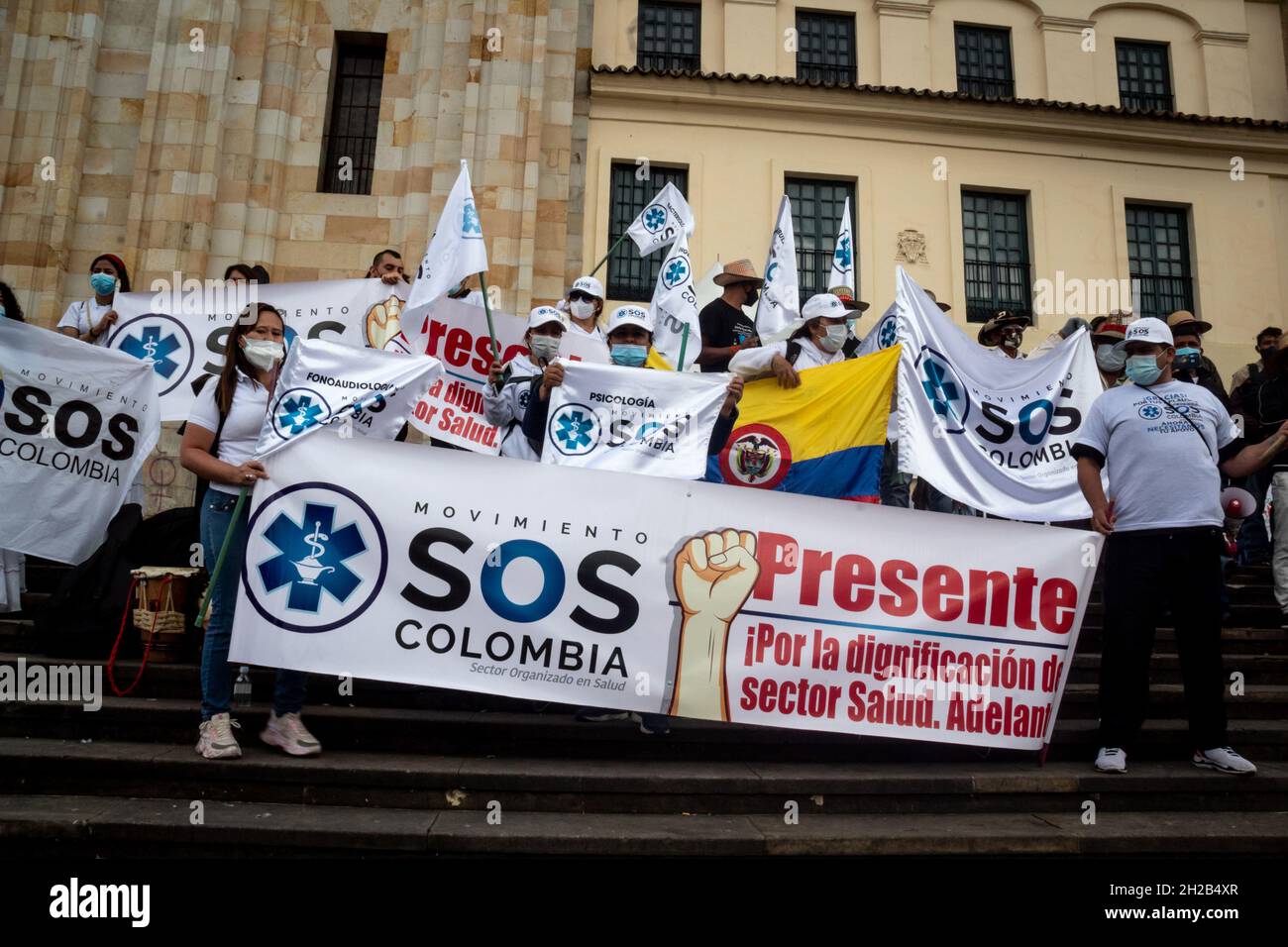 Bogotá, Colombia, 20 de octubre de 2021. Miembros del personal de salud protestan durante una protesta contra las leyes y leyes del gobierno colombiano en el Congreso. En Bogotá, Colombia, el 20 de octubre de 2021. Foto de stock