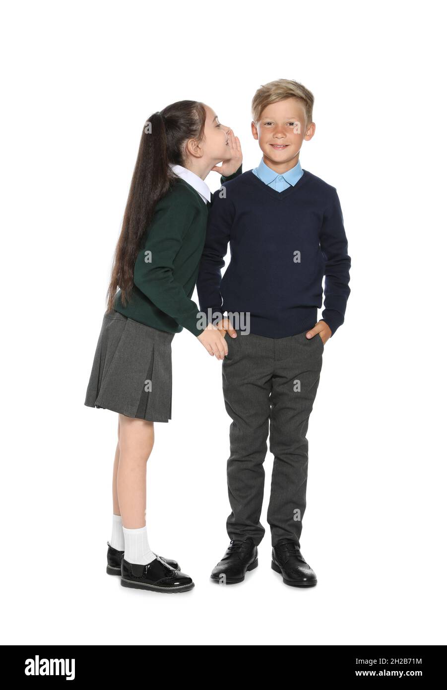 Niños pequeños con un elegante uniforme escolar sobre fondo blanco  Fotografía de stock - Alamy