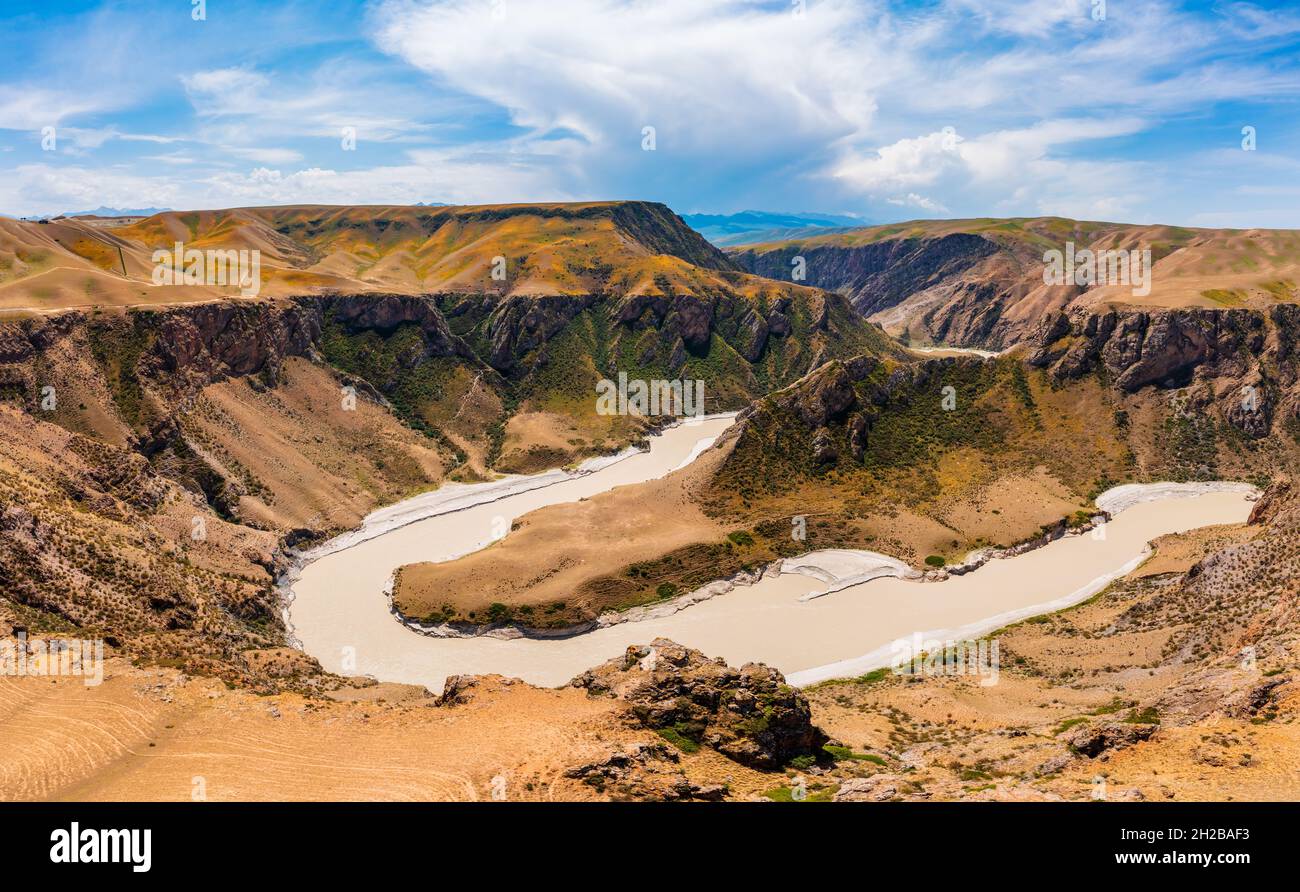 El espectacular paisaje geológico del Gran Cañón de Kuokesu, Xinjiang, China.Vista aérea. Foto de stock