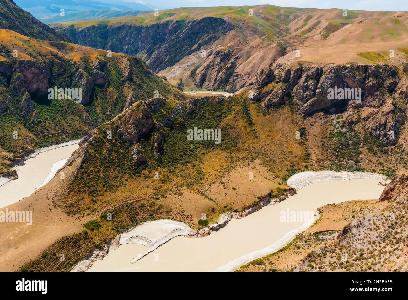 El espectacular paisaje geológico del Gran Cañón de Kuokesu, Xinjiang, China.Vista aérea. Foto de stock