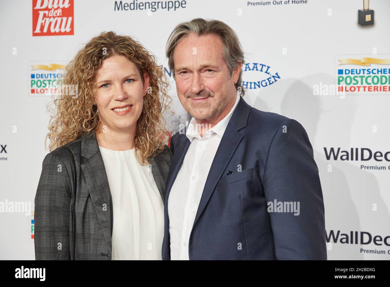 Hamburgo, Alemania. 20th Oct, 2021. Helmut Zierl, actor, y Sabrina Böcker  llegan a la ceremonia de entrega de premios 'Goldene Bild der Frau 2021'.  El premio de la revista femenina 'Bild der