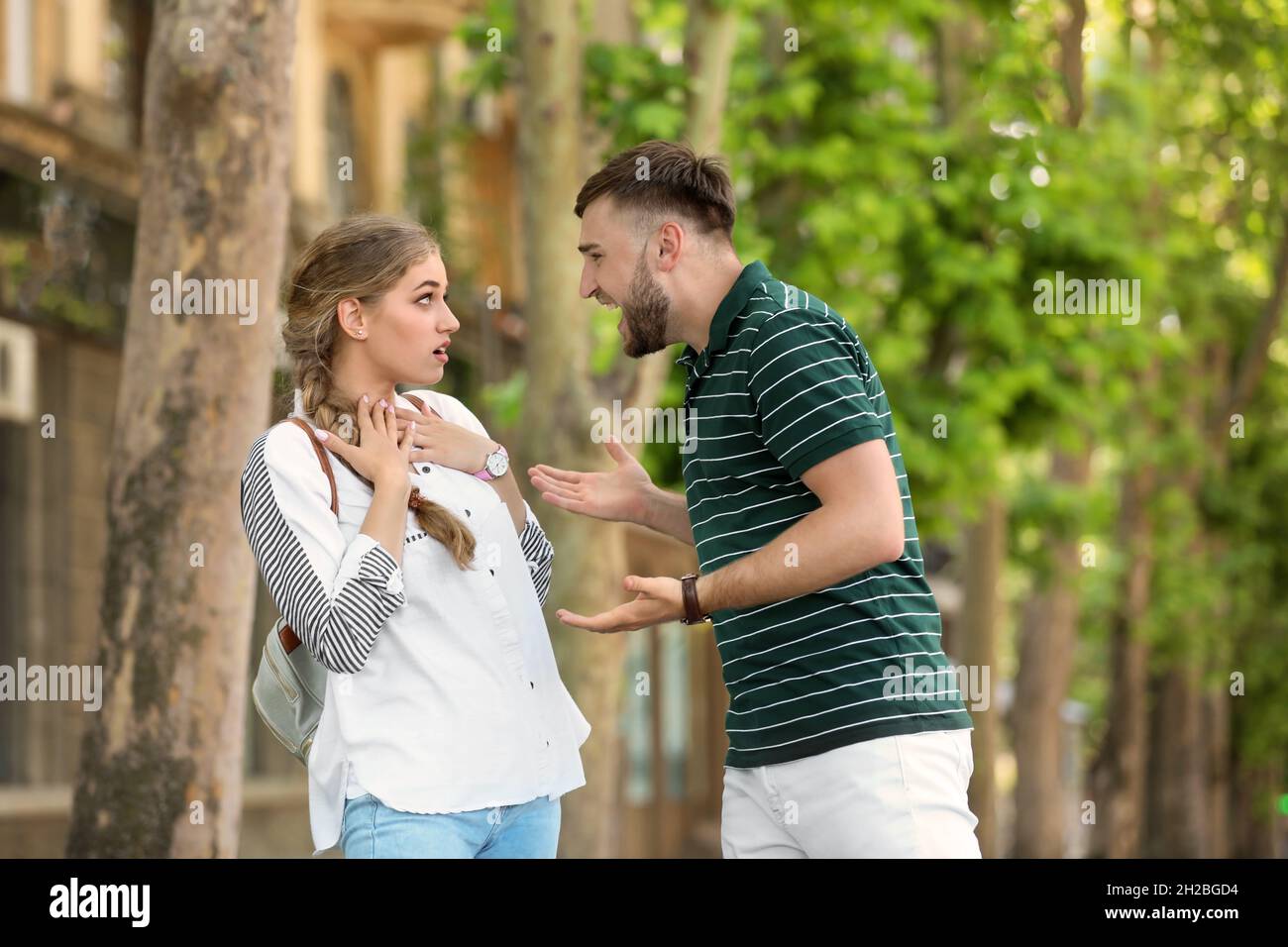 Pareja joven discutiendo en la calle. Problemas de relación Fotografía de stock - Alamy Pareja joven discutiendo en la calle. Problemas de relación Fotografía de stock - Alamy