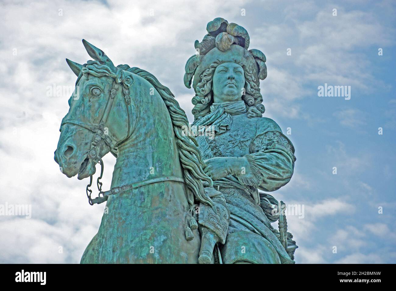 Estatua ecuestre de bronce de luis xiv fotografías e imágenes de alta