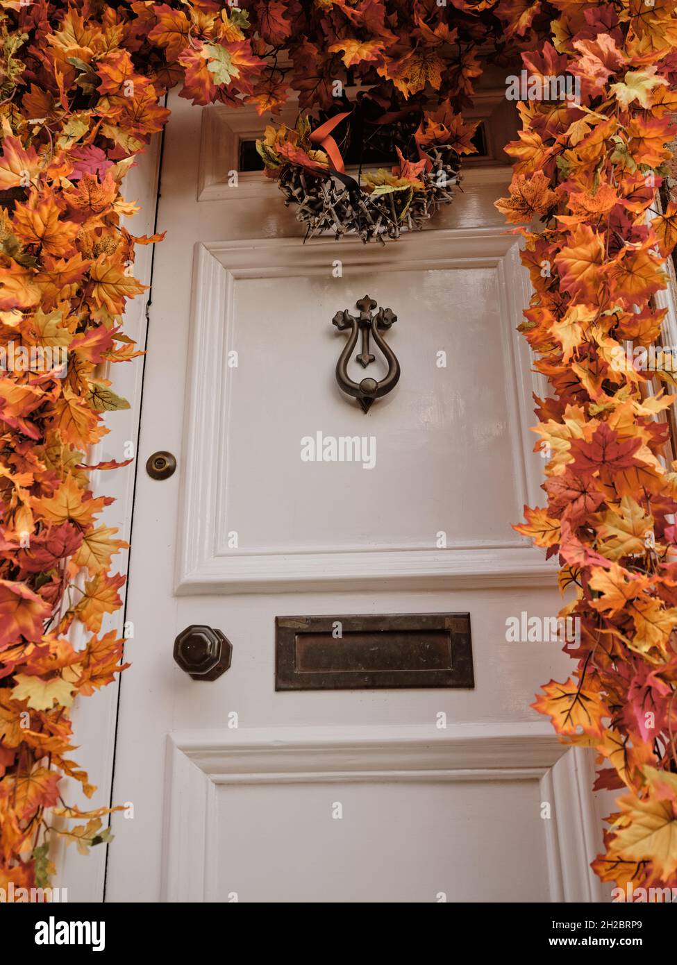 Puerta de Otoño - Una casa vestida decorada en otoño puerta delantera con  hojas otoñales de color naranja y una guirnalda / corona - temporada -  estaciones Fotografía de stock - Alamy