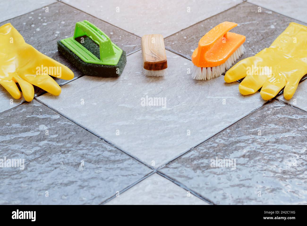 Limpie los suelos de baldosas con mopas y productos de limpieza de suelos  Fotografía de stock - Alamy