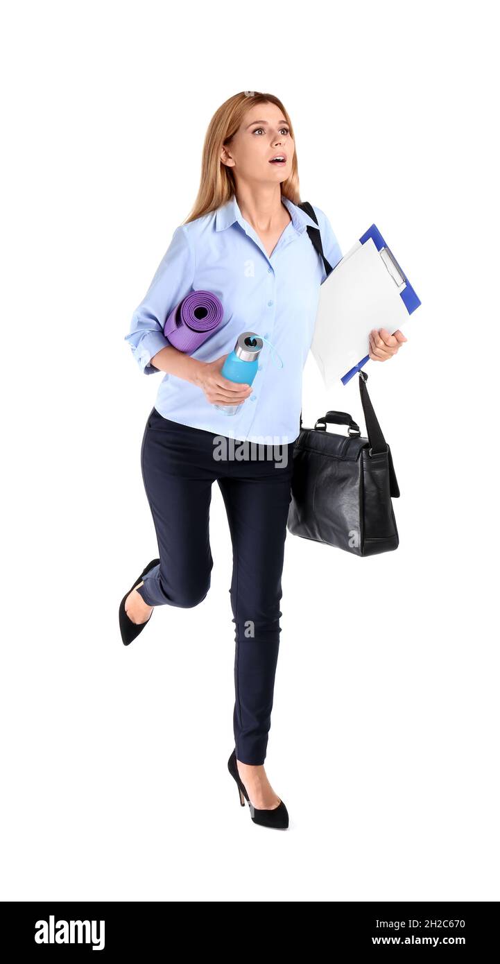 Mujer de negocios con material deportivo, maletín y portapapeles sobre  fondo blanco. Combinar vida y trabajo Fotografía de stock - Alamy