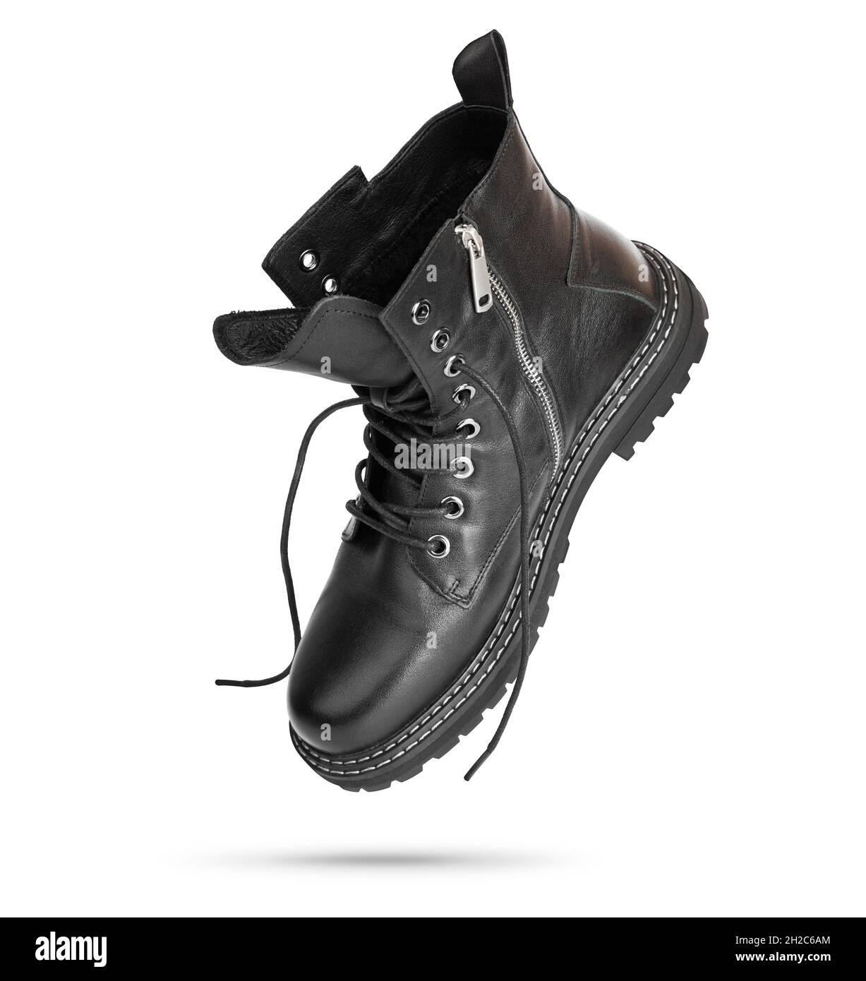 Botas negras aisladas sobre blanco. Botas de cuero con tapa de