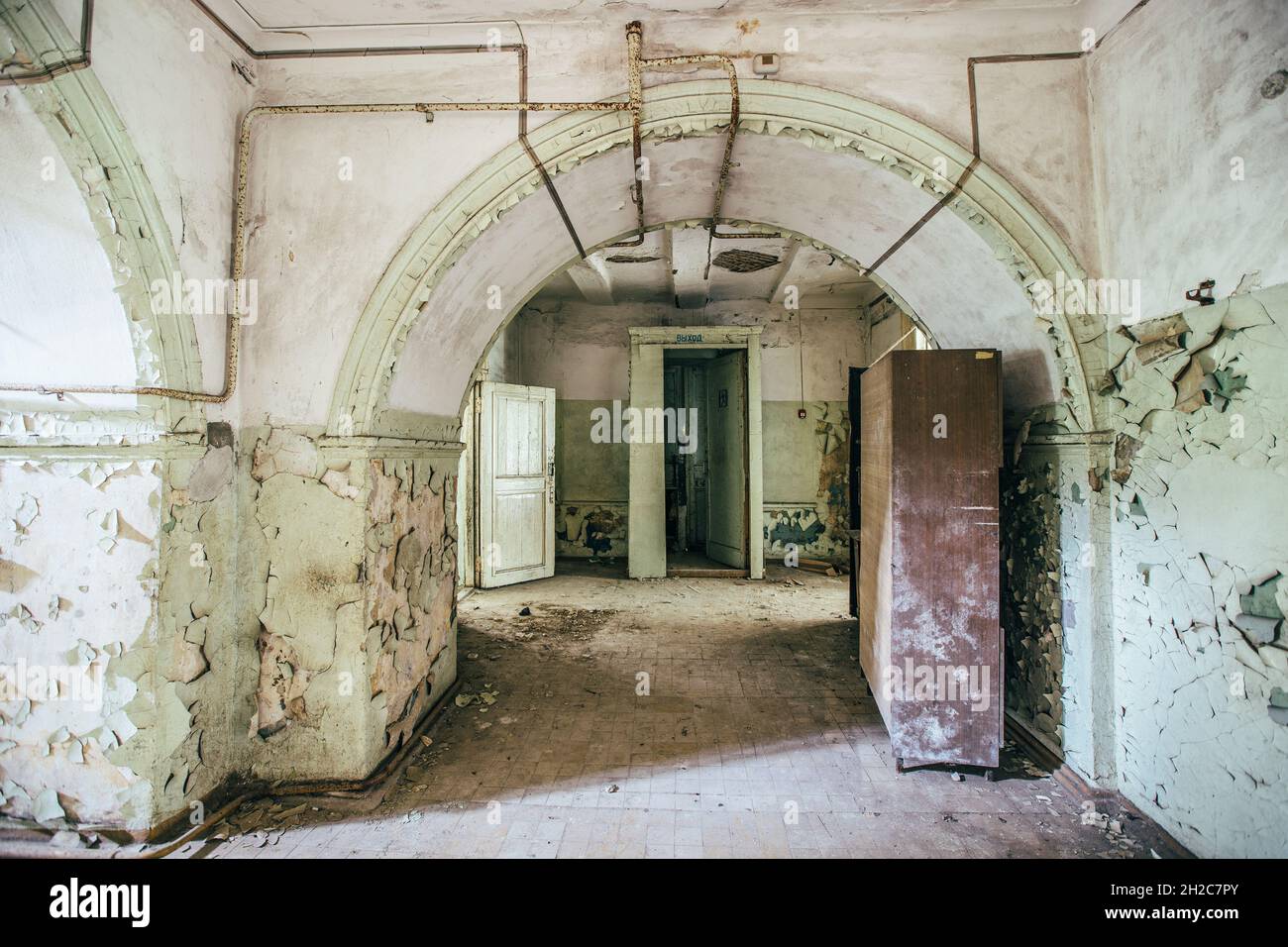 Corredor oscuro y espeluznante del viejo hospital mental abandonado. Foto de stock