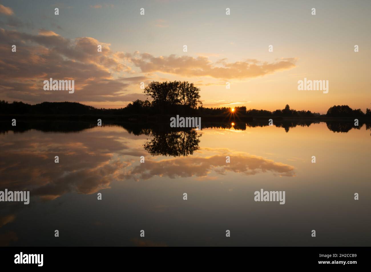 Reflejo de la puesta de sol y las nubes en el lago, Stankow, Lubelskie, Polonia Foto de stock