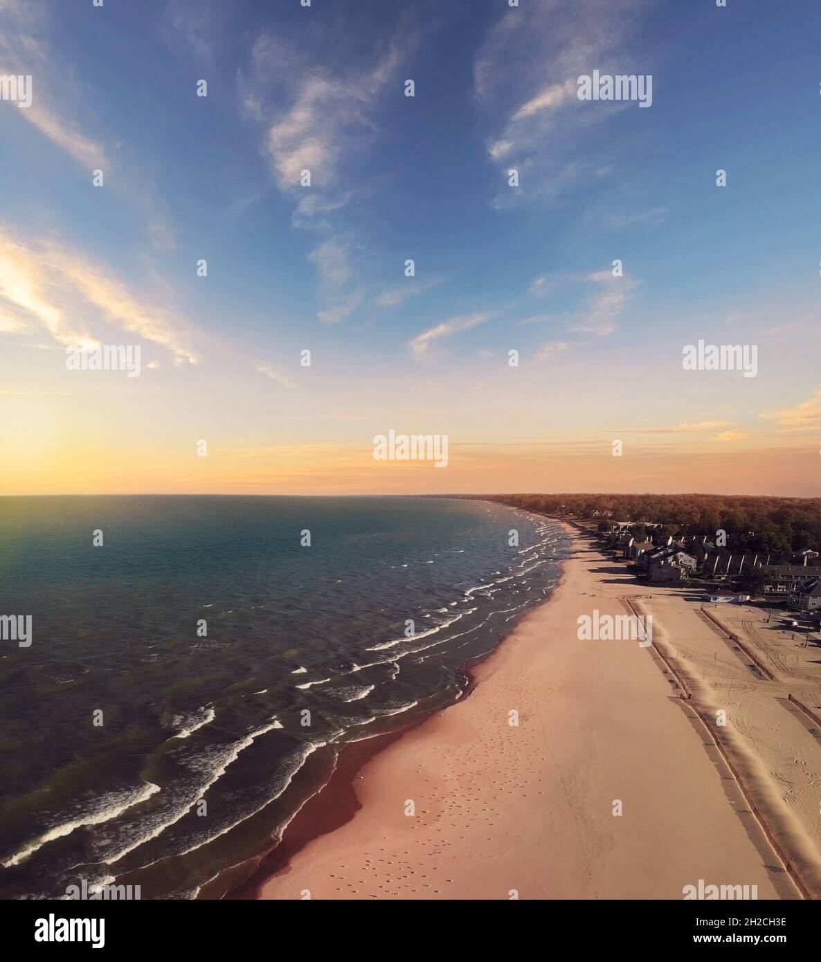 Vista aérea de Sunset en Lake Michigan Beach Foto de stock