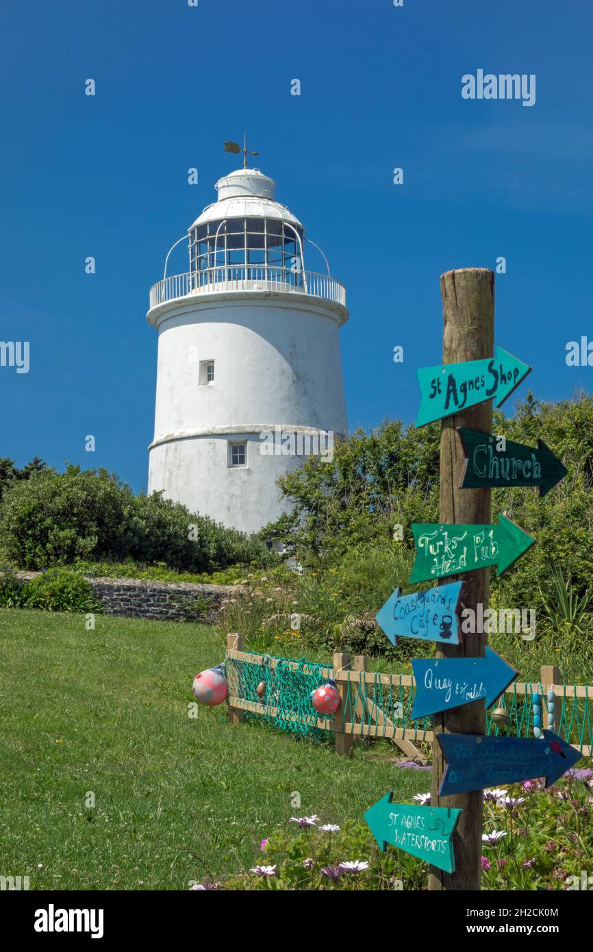 Vista del faro y el cartel en St Agnes, Islas de Scilly, Cornwall, Inglaterra Foto de stock
