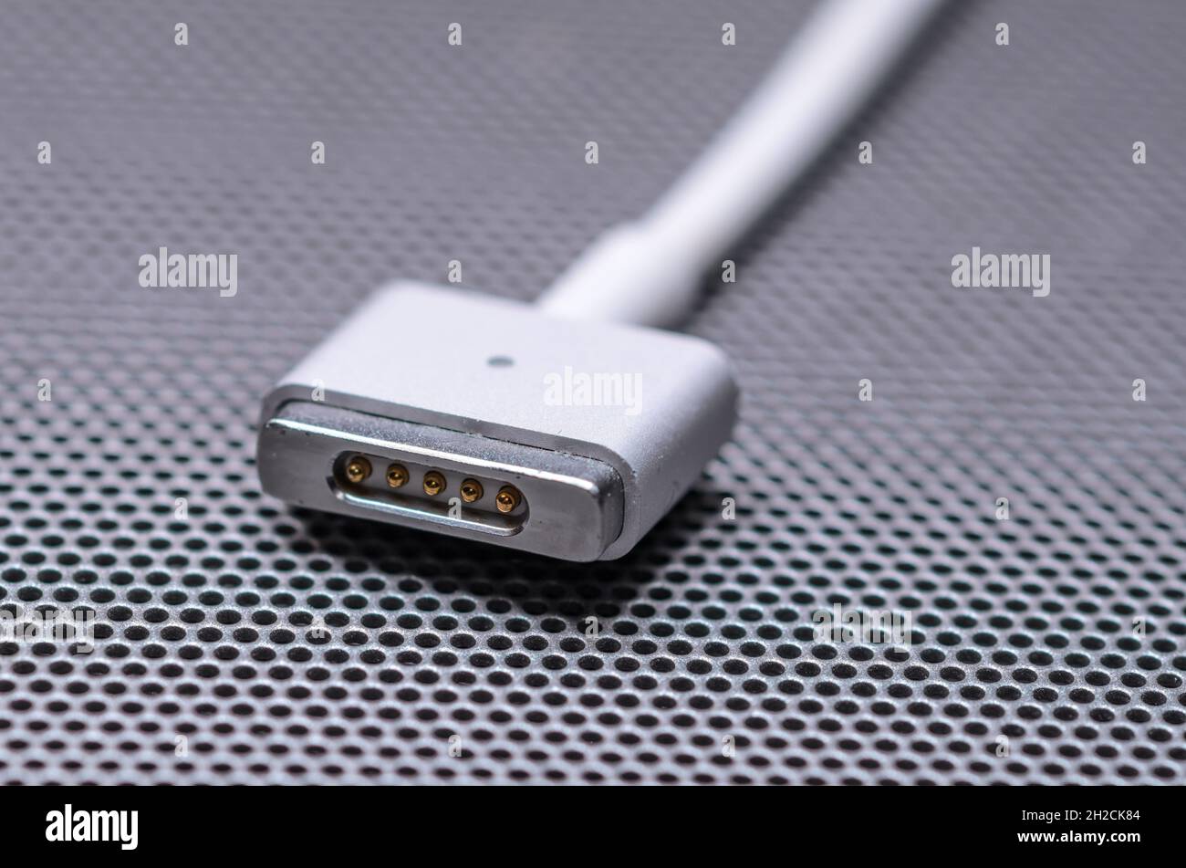 Primer plano del conector de alimentación Apple MagSafe 2 para MacBook Pro  sobre superficie de malla metálica Fotografía de stock - Alamy