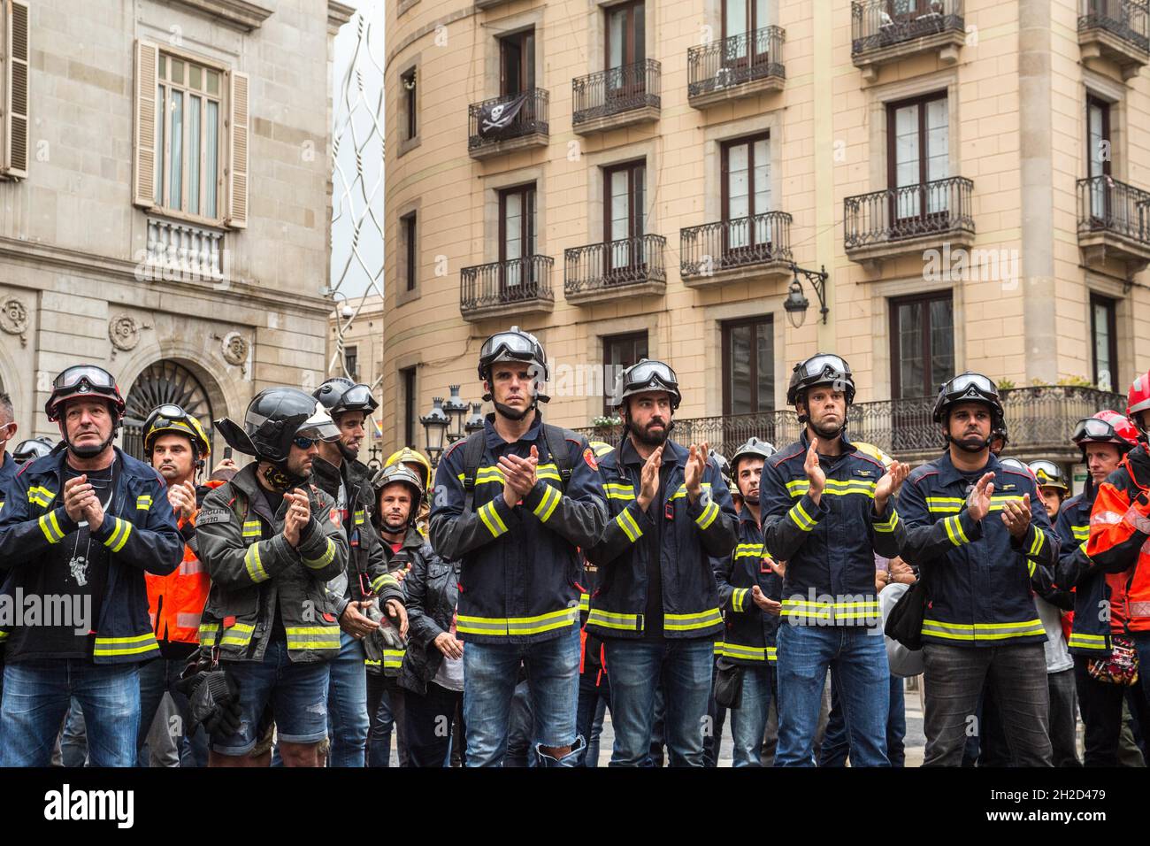 Barcelona, Cataluña, España. 21st Oct, 2021. Los bomberos de Barcelona han honrado en la plaza Sant de Barcelona frente a la generalidad de Cataluña al colega de la profesión Juan Liebana,