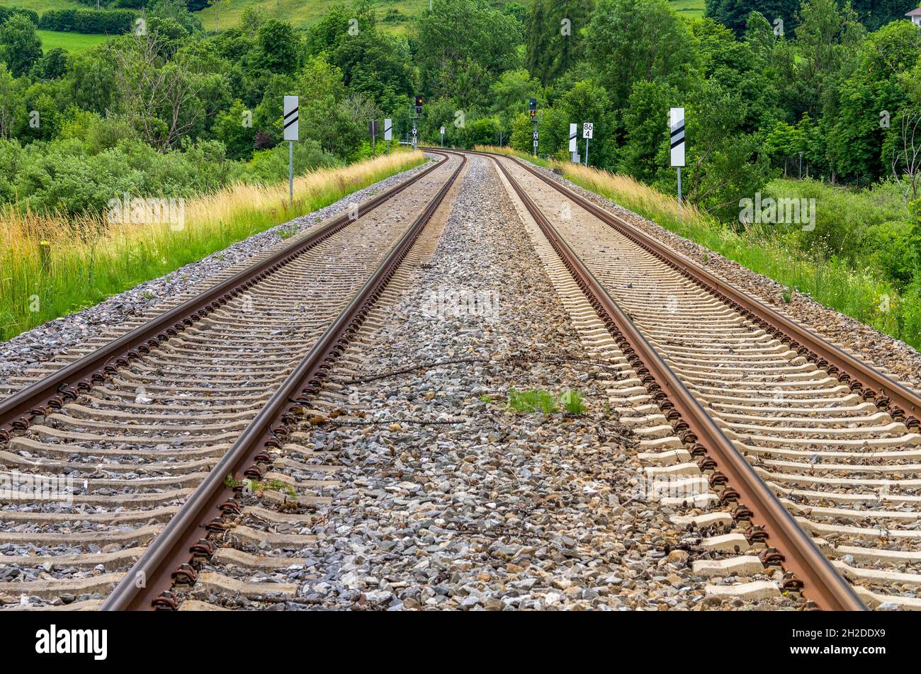 Dos líneas de ferrocarril vistas en Alemania en verano Foto de stock