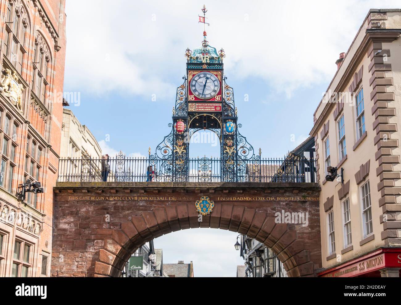 Reloj Eastgate sobre la pasarela de la pared de la ciudad Chester City 2021 Foto de stock