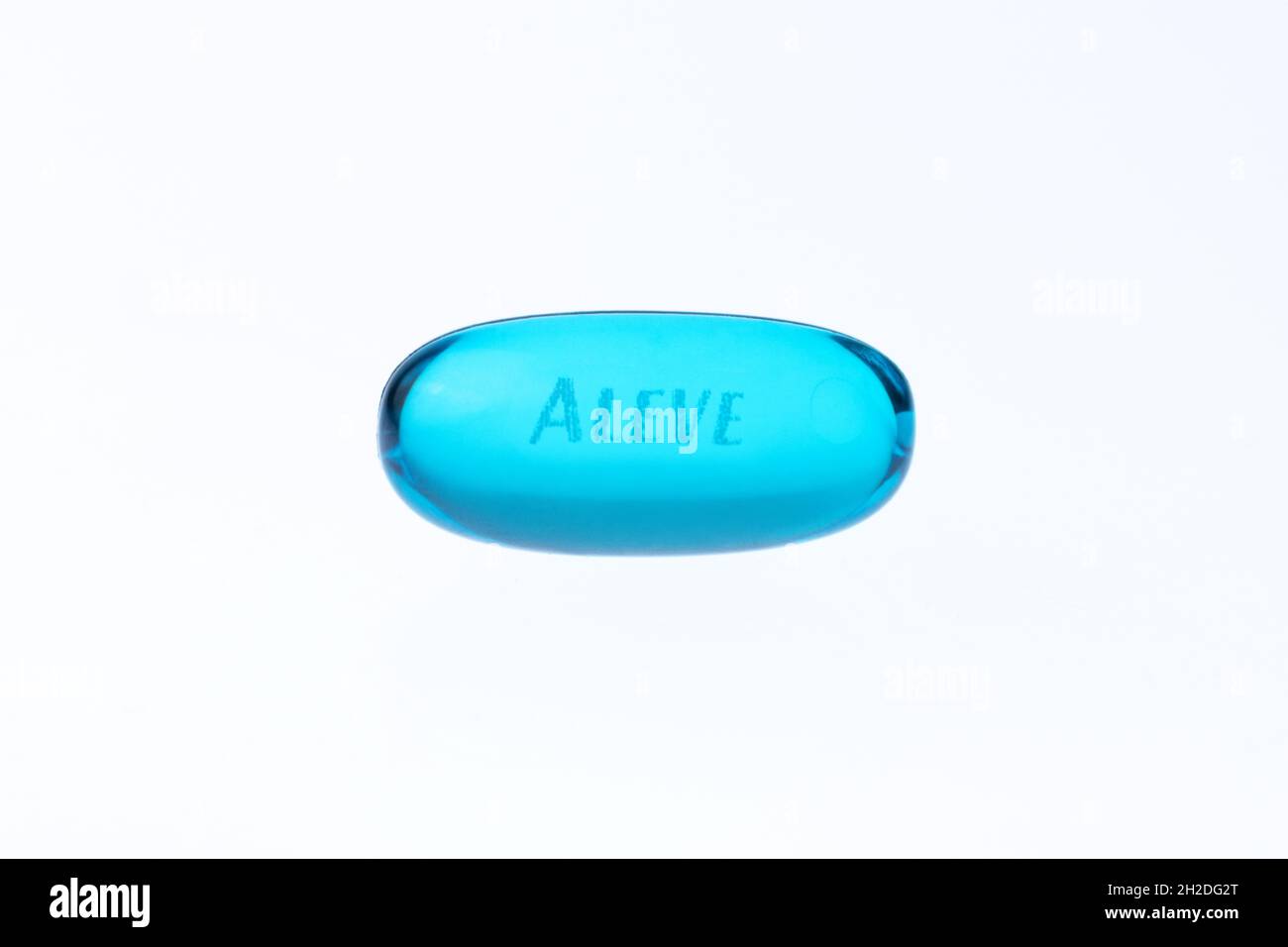 Macro foto de Aleve marca azul gel ficha píldora sobre un fondo blanco con espacio de copia Foto de stock