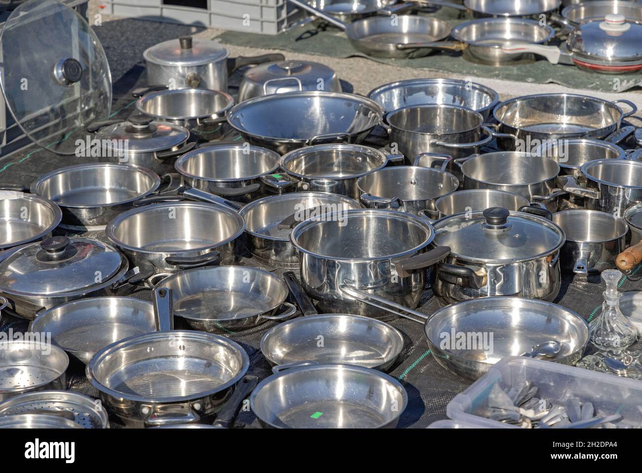 Ollas y sartenes de acero inoxidable usadas en el mercado de pulgas  Fotografía de stock - Alamy