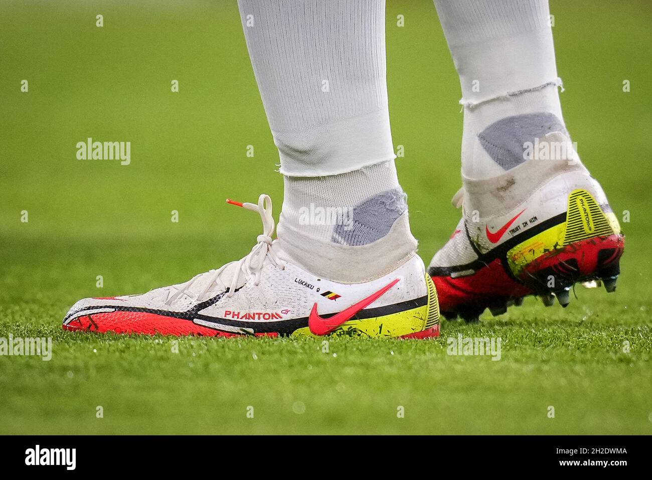 En la cabeza de argumento franja Londres, Reino Unido. 20th Oct, 2021. Las botas de fútbol Nike Phantom  personalizadas de Romelu Lukaku de Chelsea muestran LUKAKU 9 y la bandera  de Bélgica durante el partido de la UEFA