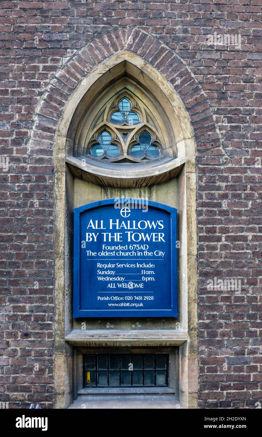 All Hallows by the Tower, la iglesia más antigua de la ciudad de Londres, fundada 675AD en la época anglosajona, un edificio catalogado de grado 1 restaurado después de los daños de la guerra Foto de stock