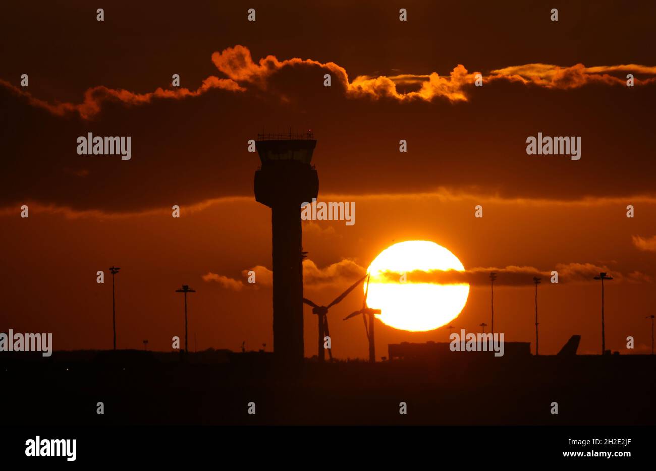 Castillo Donington, Derbyshire, Reino Unido. 21st de octubre de 2021. El tiempo en el Reino Unido. El sol se pone detrás de la torre de control en el aeropuerto de East Midlands. Credit Darren Staples/Alamy Live News. Foto de stock