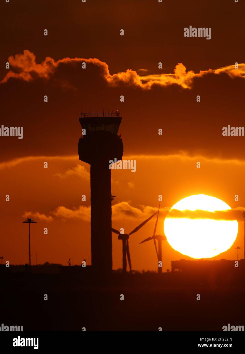 Castillo Donington, Derbyshire, Reino Unido. 21st de octubre de 2021. El tiempo en el Reino Unido. El sol se pone detrás de la torre de control en el aeropuerto de East Midlands. Credit Darren Staples/Alamy Live News. Foto de stock