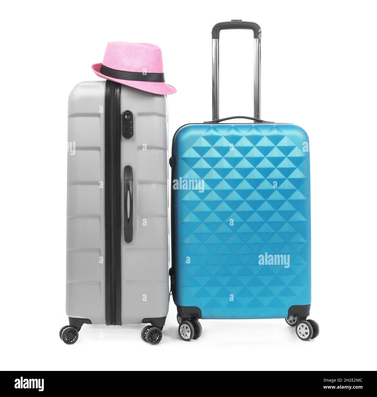 Nuevas maletas y sombrero empacados para el viaje sobre fondo blanco Fotografía de - Alamy