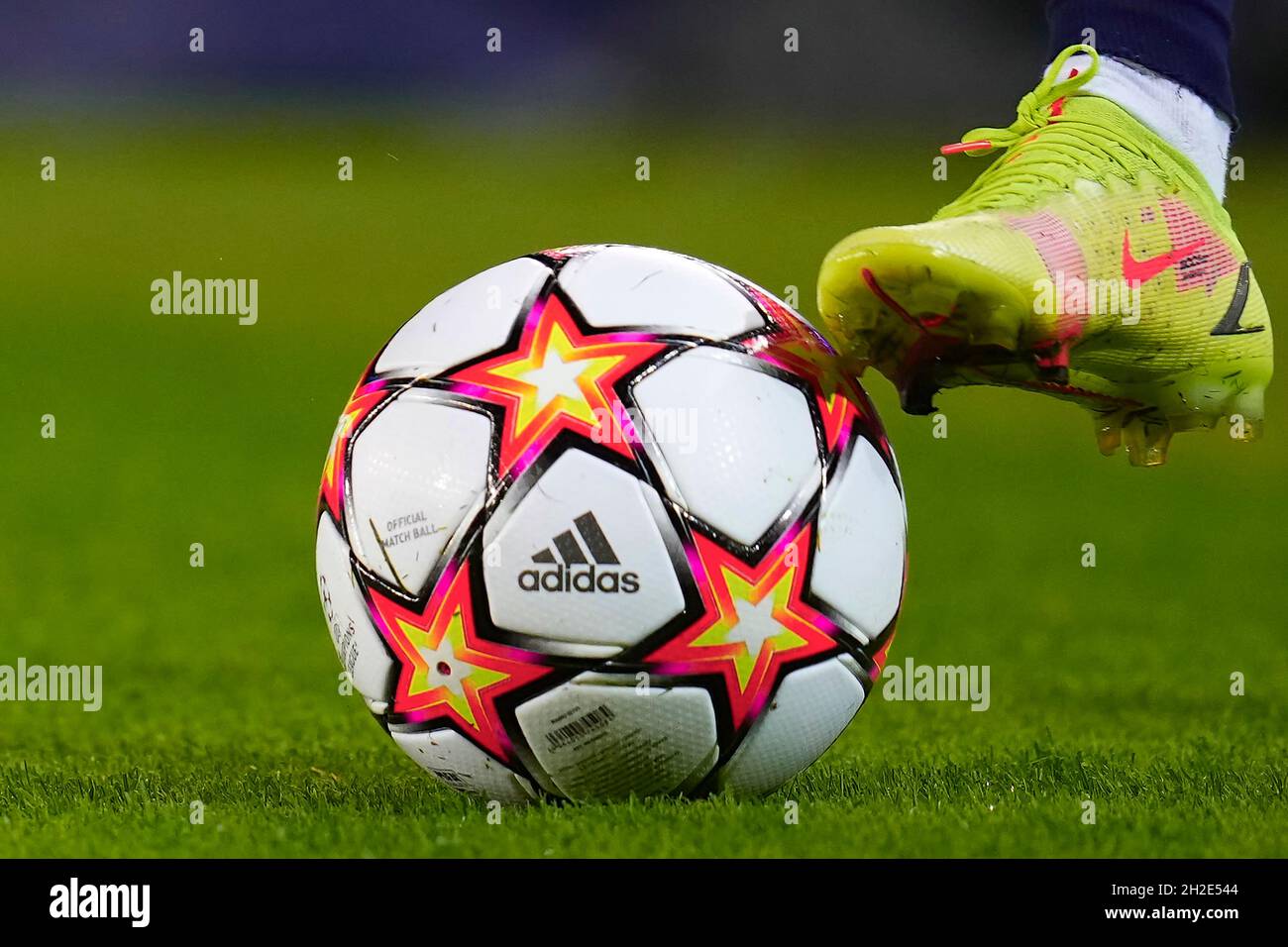 Las botas Nike de Ansu Fati y el balón oficial de la UEFA Champions League  Adidas durante el partido de la UEFA Champions League entre el FC Barcelona  y el FC Dynamo