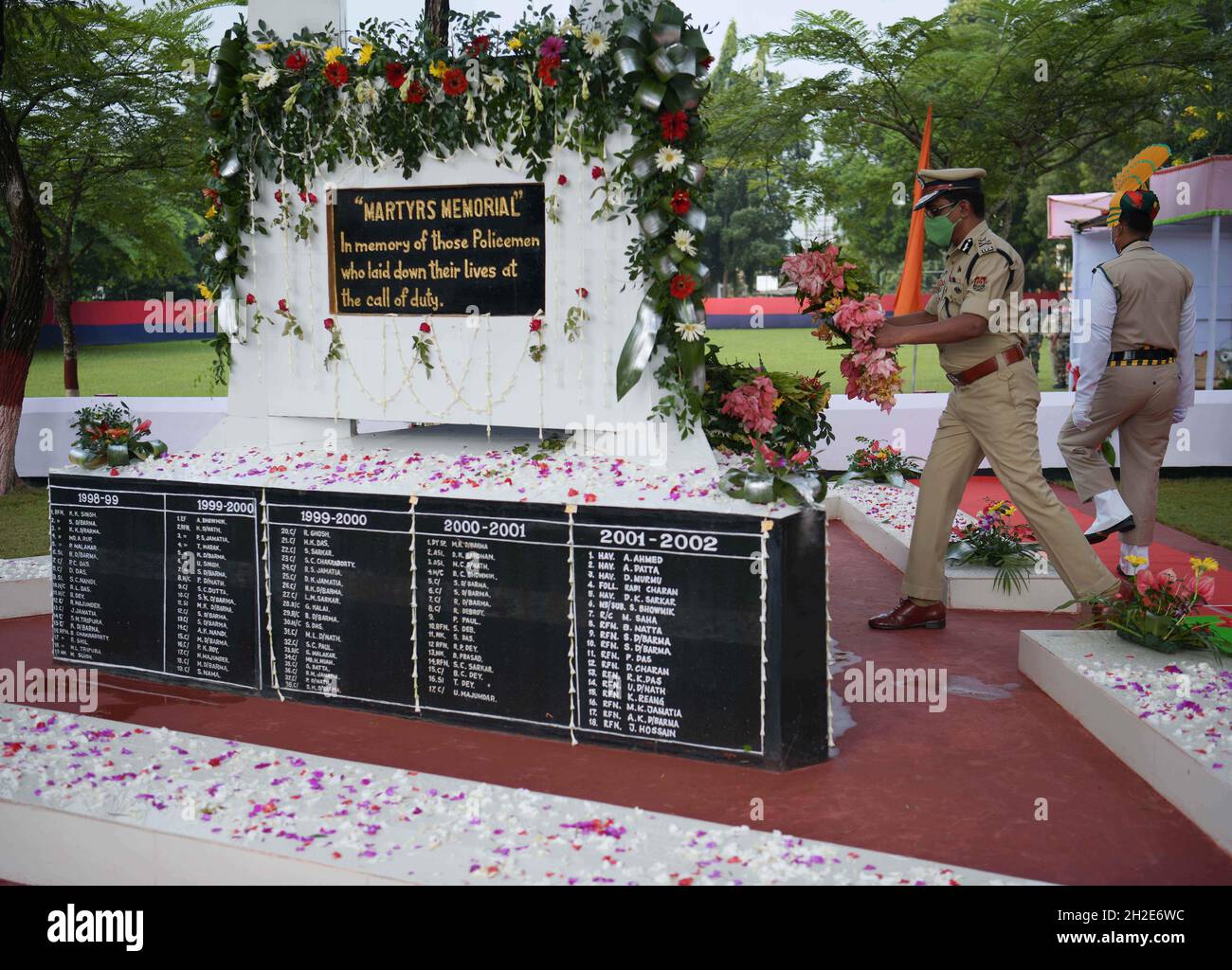 Agartala, Tripura. India. 21st de octubre de 2021. El personal de los Fusiles del Estado de Tripura (TSR) está dando un guardia de honor a los oficiales de policía que hicieron el sacrificio supremo en el cumplimiento del deber. El Día de Conmemoración de la Policía se celebró en la sede de la policía. Foto de stock