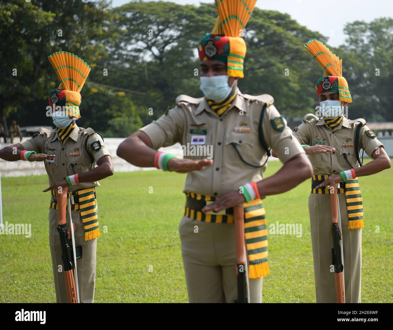 Agartala, Tripura. India. 21st de octubre de 2021. El personal de los Fusiles del Estado de Tripura (TSR) está dando un guardia de honor a los oficiales de policía que hicieron el sacrificio supremo en el cumplimiento del deber. El Día de Conmemoración de la Policía se celebró en la sede de la policía. Foto de stock