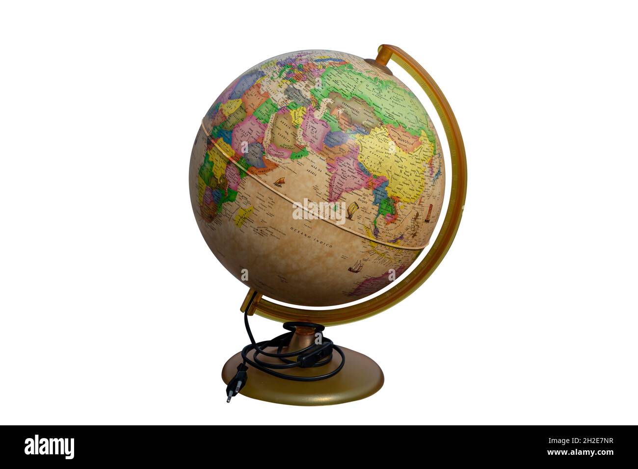 Globo terráqueo con textos portugueses y cable para iluminarlo, aislado sobre fondo blanco. Foto de stock