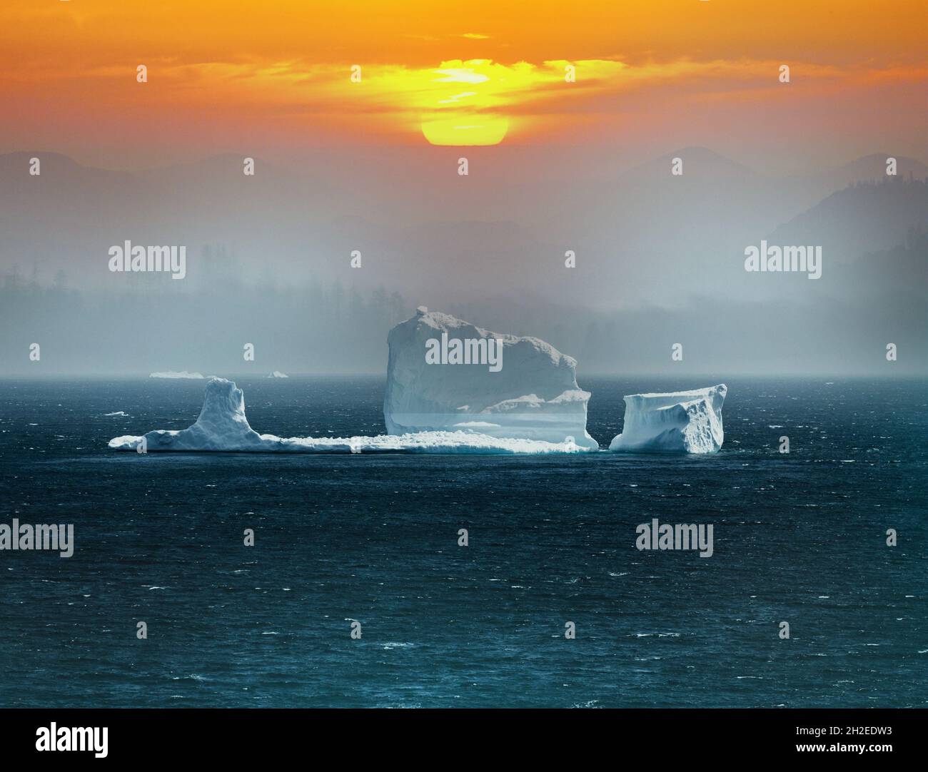 Cambio climático derretimiento del hielo del mar, temperatura de derretimiento del glaciar ártico , aumento de los niveles del mar para derretimiento de icebergs. Región ártica. Foto de stock