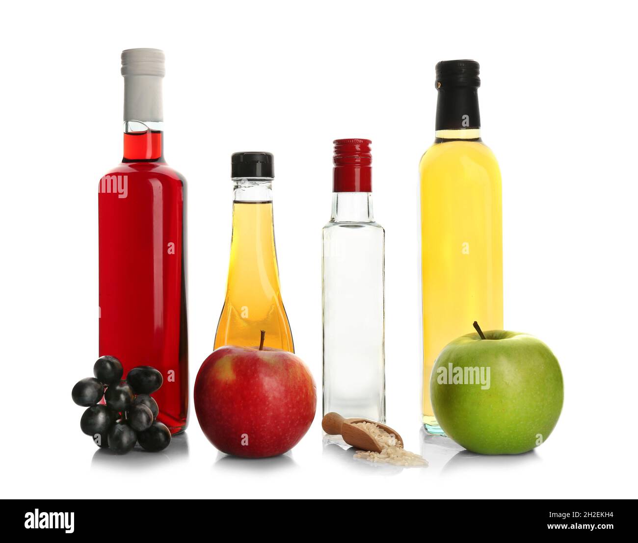 Composición con diferentes tipos de vinagre e ingredientes sobre fondo  blanco Fotografía de stock - Alamy