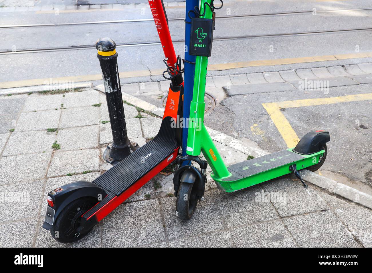 İstanbul, Turquía - Verde y rojo alquiler de scooter eléctrico, llamado  como gaviotas (martí), transporte público, estacionado en la acera, no hay  personas Fotografía de stock - Alamy
