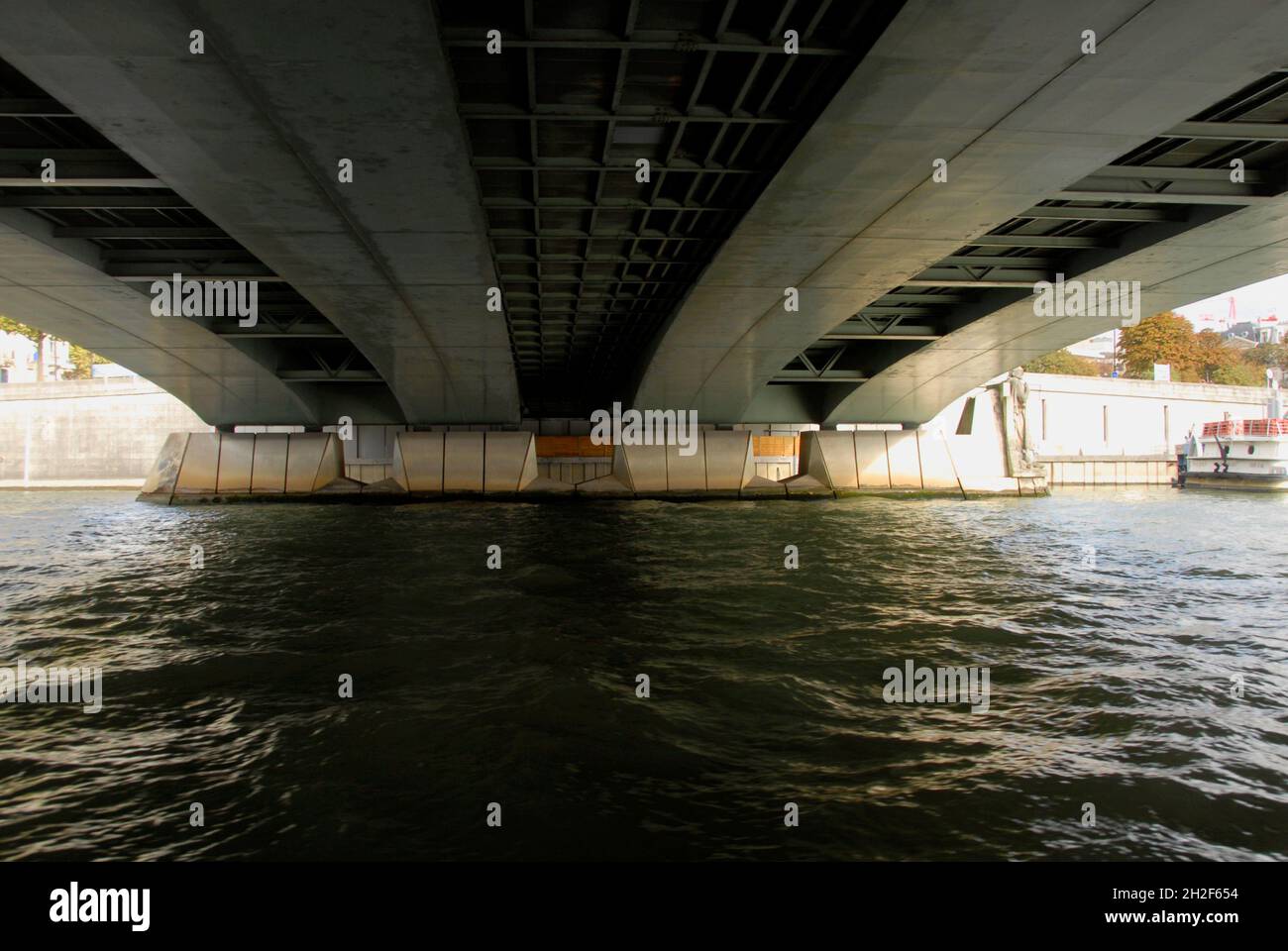 Bajo el Pont de l'Alma sobre el río Sena, París, Francia Foto de stock