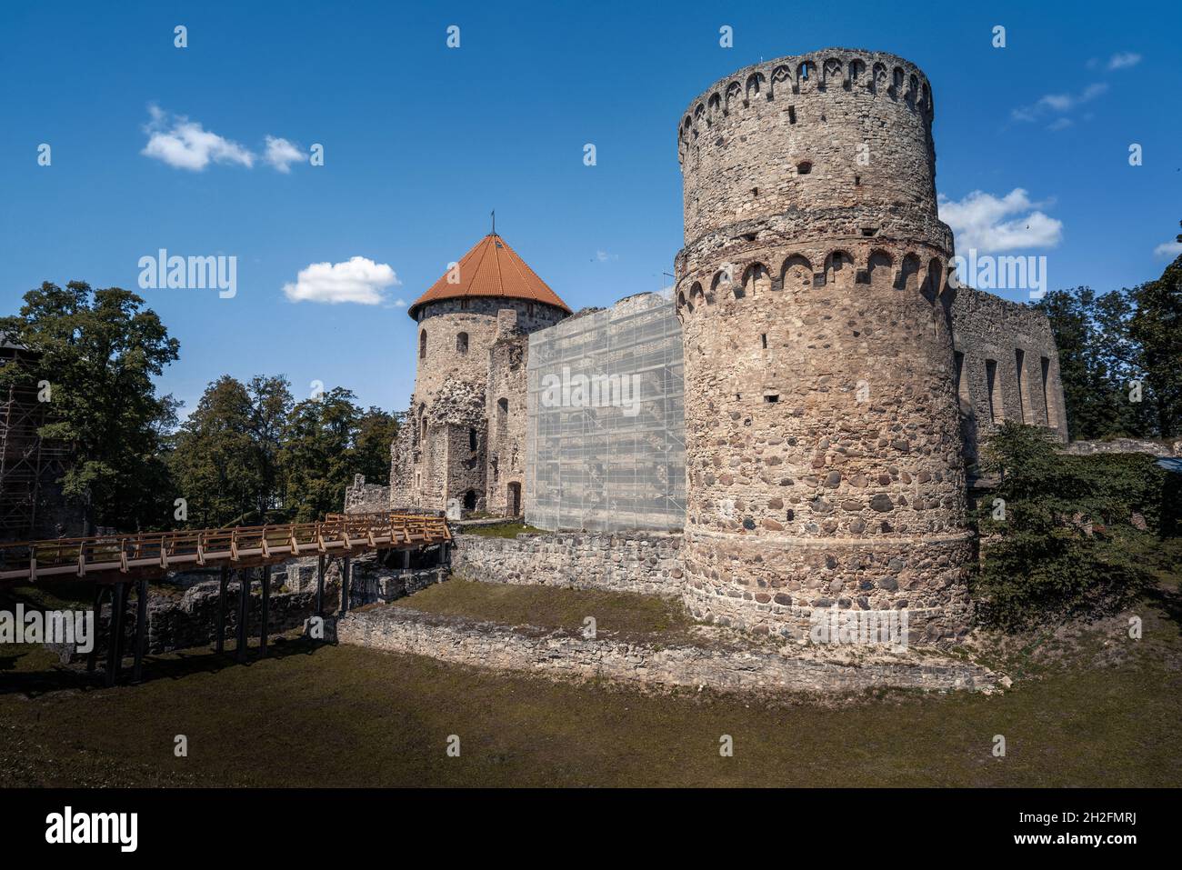 Castillo de Cesis - Las ruinas del castillo medieval de la Orden Livonia - Cesis, Letonia Foto de stock