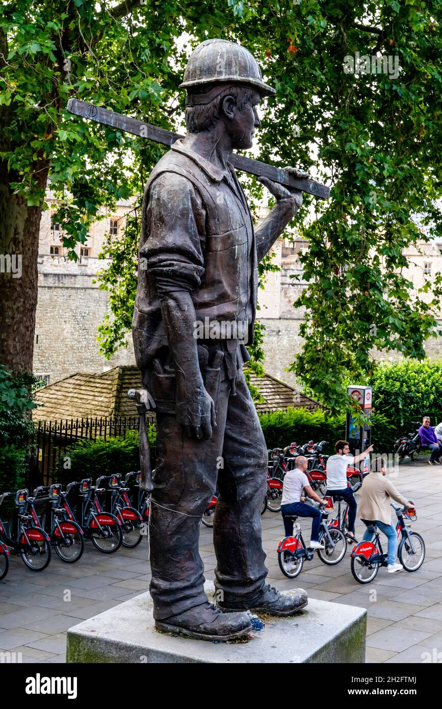 La estatua del trabajador del edificio, Tower Hill, Londres, Reino Unido. Foto de stock
