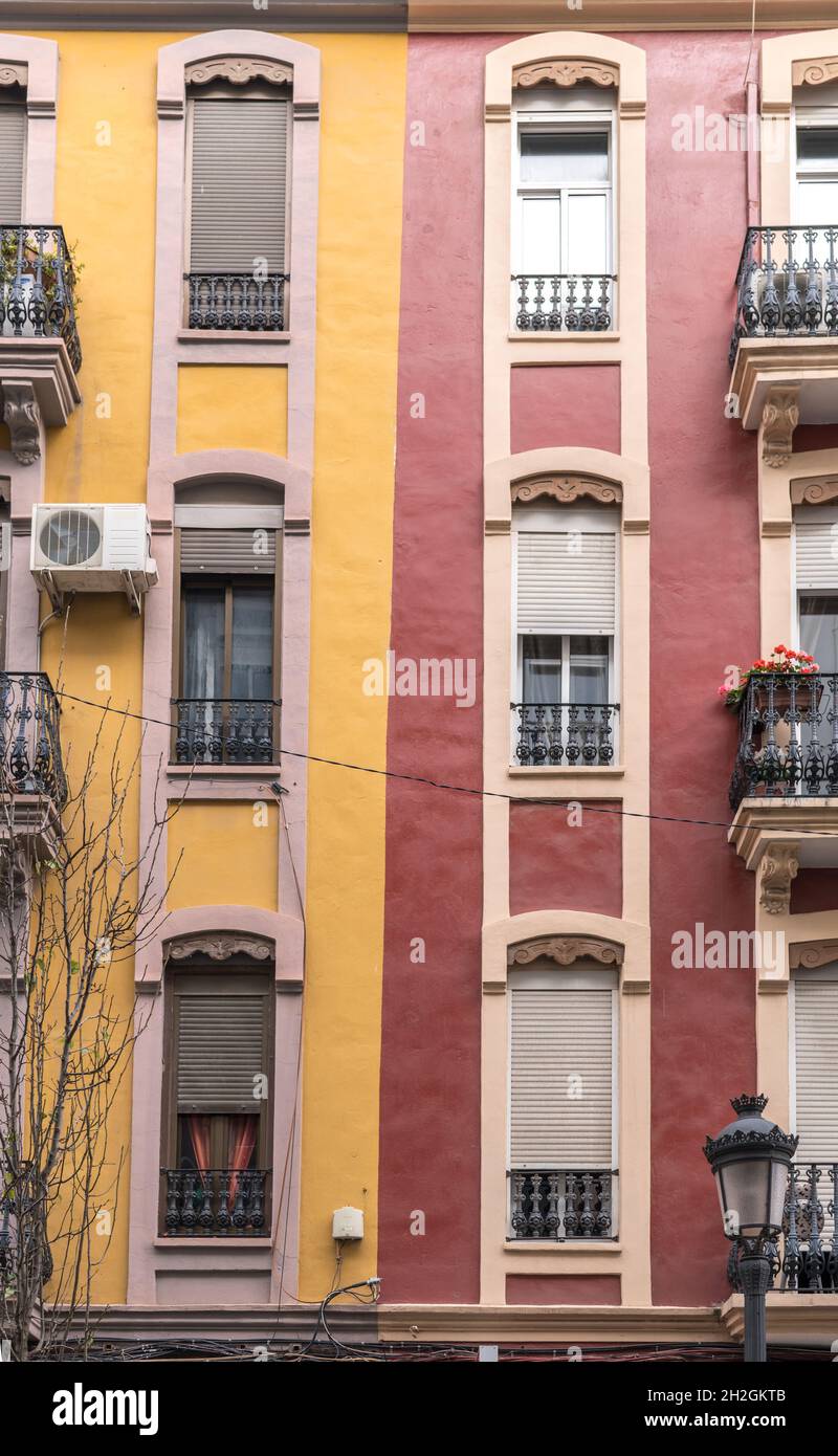 conjunto de dos bloques de edificios de diferentes colores de fachadas naranja y rojo edificio residencial en el barrio, tradicional, apartamento vintage Foto de stock