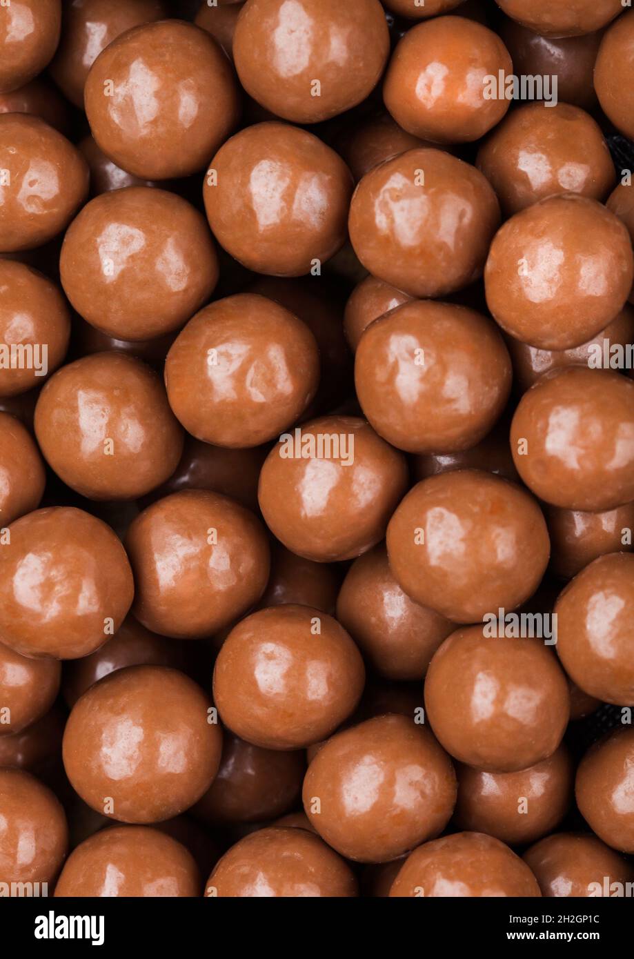 Caramelos de chocolate con leche crujiente redondos para usar como fondo.  Macro Fotografía de stock - Alamy