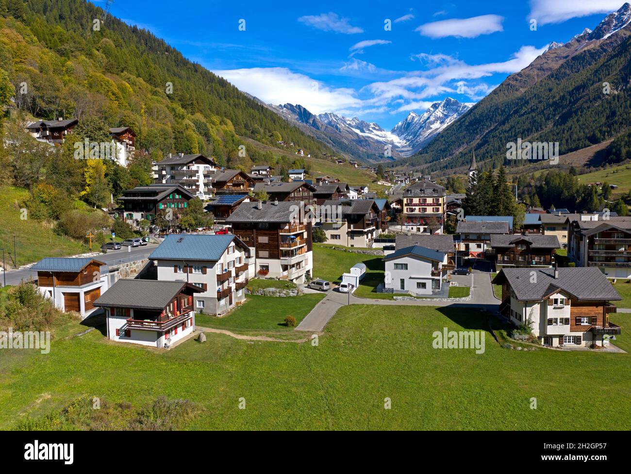 Municipio de Kippel con vistas al paso Loetschenluecke, Loetschental, Valais, Suiza Foto de stock
